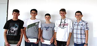 Oliver Rausch (IT), Andreas König (TM), Julian Schlegel (IT), Yannick Weikert (IT), Mathelehrer Andreas Maier (v.l.)